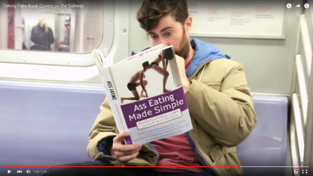 「ものすごい」タイトルの本を地下鉄で読んでいたら周りはどう反応する？ カナダのコメディアンが体を張って大調査してみた！