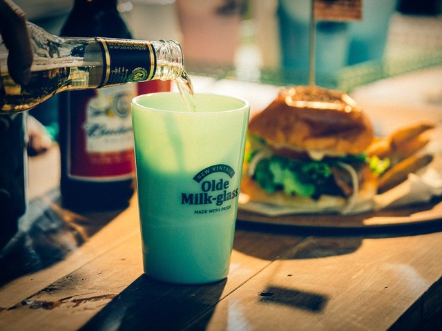 レトロな乳白色が魅力♪ 70年前に大流行したハンドメイドミルクガラス