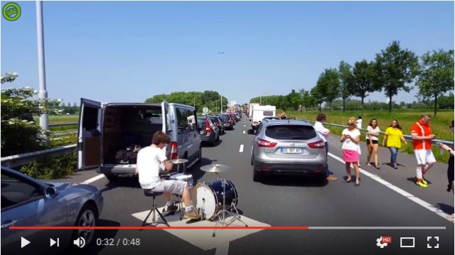 【動画】深刻な渋滞中にドラマーがゲリラパフォーマンスを決行！ でもこれ、どう見ても危ないような……!?