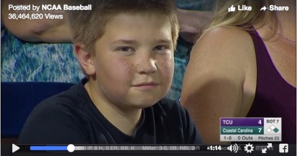 ジワる動画 放送席がゲームそっちのけで大爆笑 野球の試合会場に現れた少年が見せるニヒルな表情がたまりません Pouch ポーチ