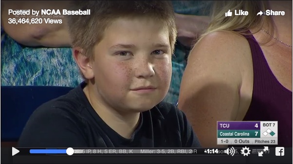 【ジワる動画】放送席がゲームそっちのけで大爆笑！ 野球の試合会場に現れた少年が見せるニヒルな表情がたまりません