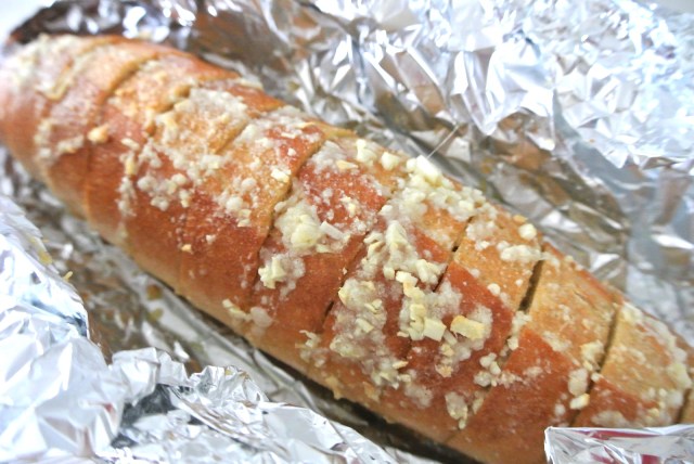 フランスパンを丸ごと1本使って作る「ガーリックチーズブレッド」がおいしいよ！ ピクニックやBBQにも最適なのです☆
