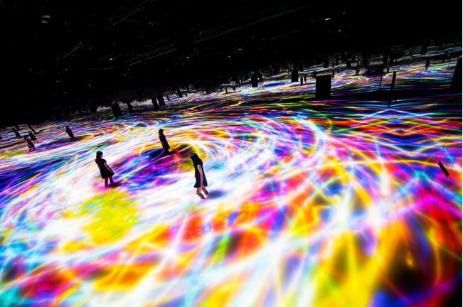 宇宙空間をイメージした光の彫刻が圧巻！ お台場で開催中の体感型