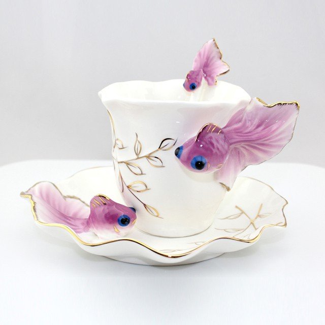 ひらひら揺らぐ尾びれがリアル☆3Dの金魚が寄りそうコーヒーカップが