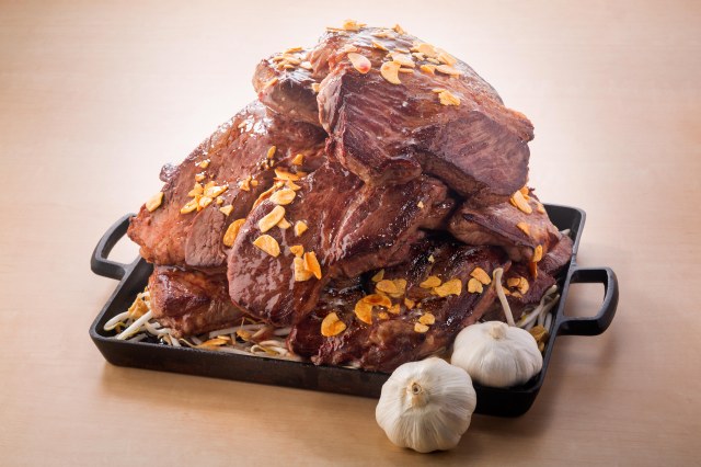 ビフテキのマウンテンやぁ～♪ 甘太郎の大食いチャレンジが肉々しい！ ビフテキ約4.5kgを3人で完食したら無料になるよ