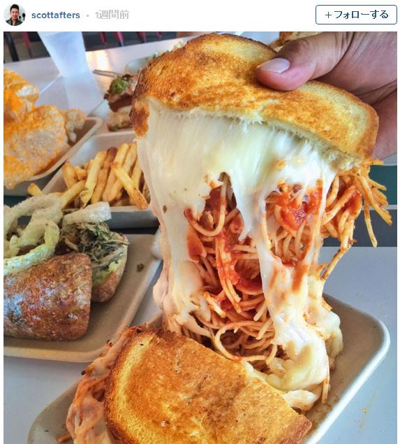 とろ〜りモッツァレラチーズがたまらーん！ パンにパスタをたっぷり挟み込んだサンドイッチが罪深いほど美味しそう