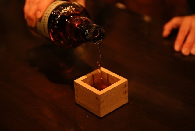 日本酒みたいに「木の枡」でウイスキーを飲むと新しい世界が見えてくる!? 手の中で樽熟成を加える「ミズナラ枡」が気になるっ