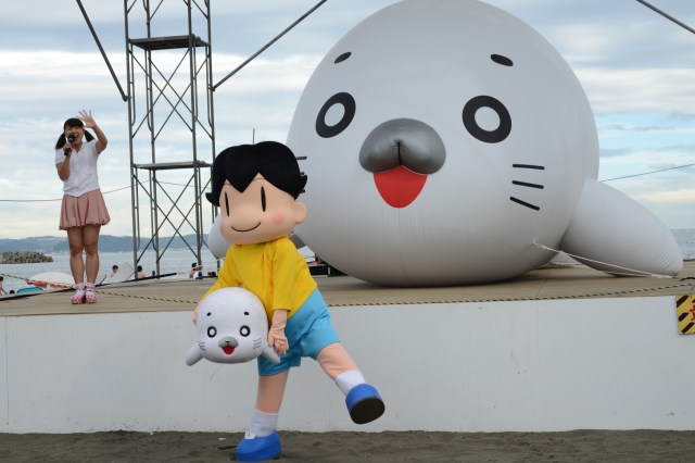 ヤダすごくおっきい！ 江ノ島の片瀬東浜海岸にチョー巨大なゴマちゃんがいるゾ / 「少年アシベ」ならぬ「湘南アシベ」だよ♪