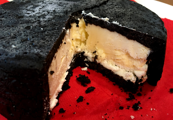 ネットで話題の「まっ黒チーズケーキ」をお取り寄せしてみたよ / 見た目はビビるけど味は文句ナシに天下一品です♪