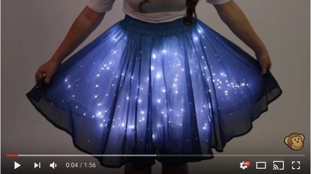 まるで着るプラネタリウム…夜の星空をそのまま閉じ込めたようなスカート / 250個以上もLEDライトがついてるんだって!