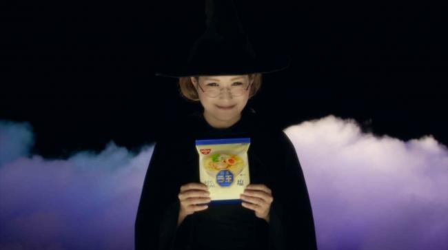 ねるねるねーるね♪」でおなじみの魔女が「日清ラ王」のCMに登場してる