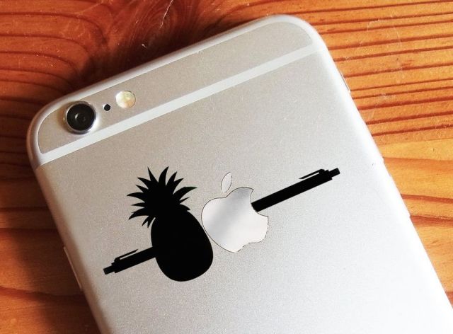 【PPAP】iPhoneのリンゴマークが「ペンパイナッポーアッポーペン」に大変身 / ジオラマ職人が作った「PPAPステッカー」がセンスよすぎ!!!