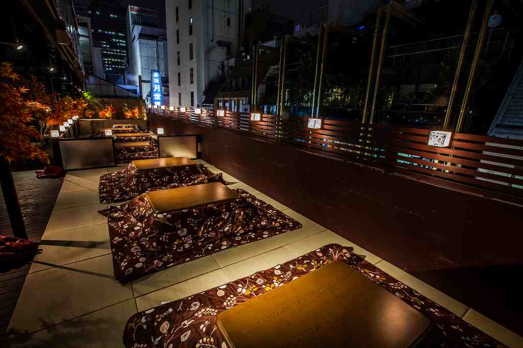 気持ちよさそう】屋外でこたつ鍋！ 新発想の「こたつテラス