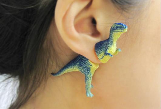 【超個性派】耳たぶを恐竜が貫通している!! ちょっとビックリしちゃうピアスをデザインしているお店が魅力的