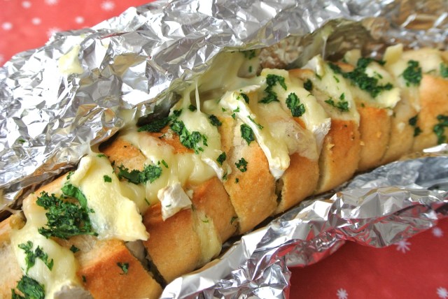 【簡単極上レシピ】絶対おいしいから試してみて！ フランスパン1本で使るチーズとろ～りの「ガーリックチーズブレッド」