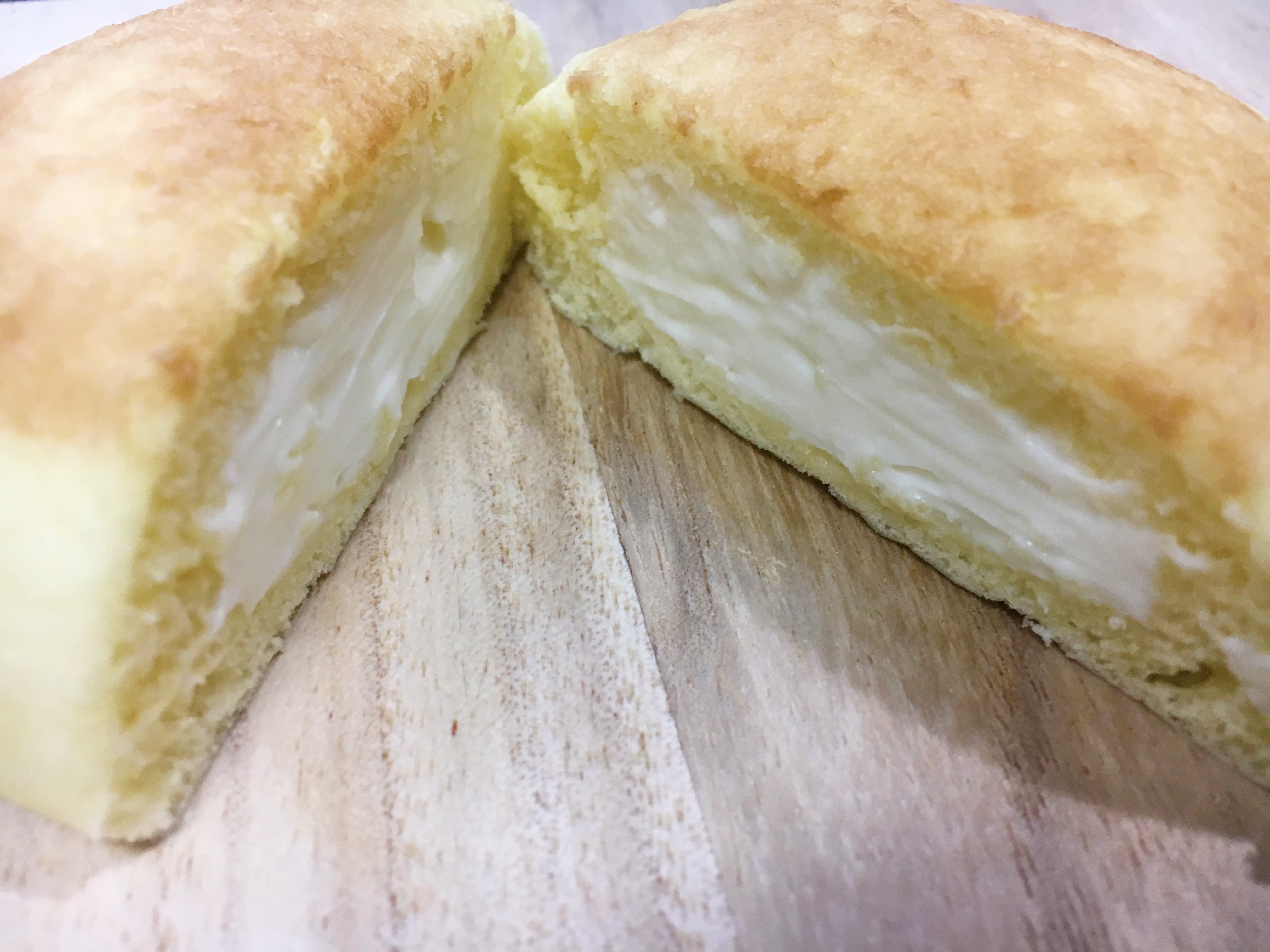 大発明 チーズケーキが中華まんになると癒し系に ファミマの フロマージュまん はねっとり濃厚だけど爽やかな味なのです Pouch ポーチ