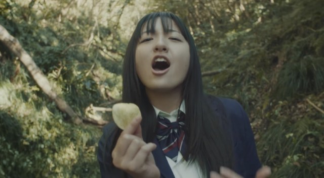 湖池屋のCMで熱唱している女子高生が歌上手すぎぃ!! とてもイモのことを歌っているとは思えない…4分超えたフルバージョンも公開されています