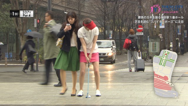【前代未聞】東京の観光名所で行われる女子ゴルフツアーが難関すぎ！「歩きスマホ」にぶつかって失点、屋形船のビールジョッキにホールインワンなど…