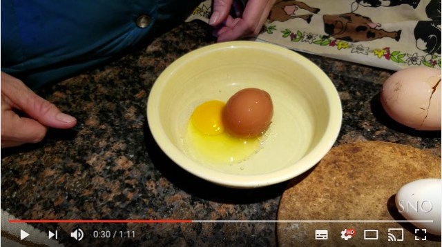 【混乱】一体どうなってんの!? 卵を割ったら…中から「殻付き卵」と「黄身」が出てきたぞい！