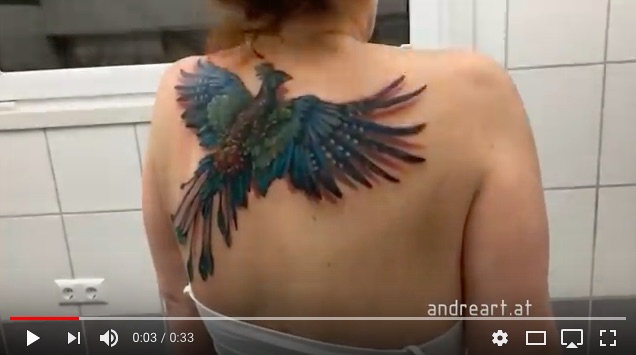 【CGじゃないよ！】背中で翼を広げる不死鳥のタトゥーが神々しい!!  肩を動かすたびに翼が羽ばたいて今にも飛び立ちそう…