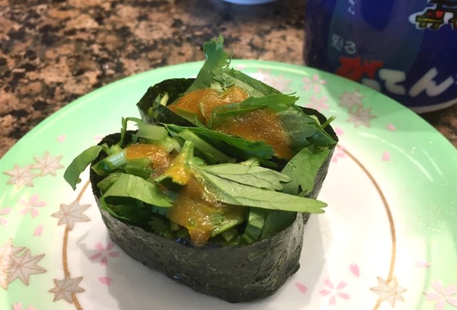 「がってん寿司」の “パクチー軍艦” を食べてみたら…美味しすぎる!! 何これ、葉っぱだけの寿司なのに!?