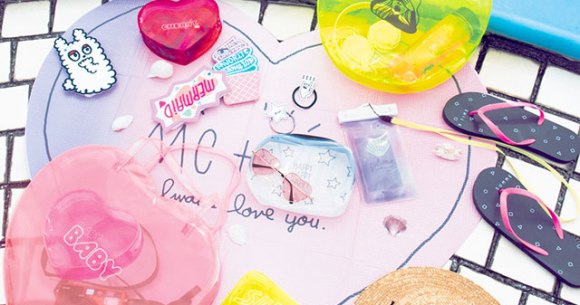 ダイソーとフリューのコラボ第4弾が豪華だよ ビーチサンダルやビニールバッグ カラフルな夏のお出掛けグッズが盛りだくさんです Pouch ポーチ