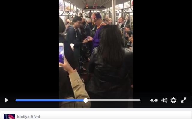 【いい話すぎる】卒業式に向かう地下鉄が動かない！ 間に合わない！ → 乗客たちがこの学生に即興卒業式をプレゼント
