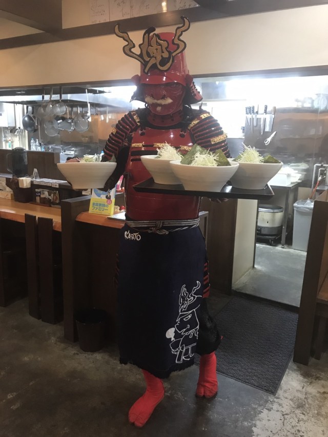 「甲冑を着てラーメンを作るのが夢だった…」 武士スタイルで客をもてなす札幌の「らーめん兜」 / 特注の甲冑は4年かけて製作