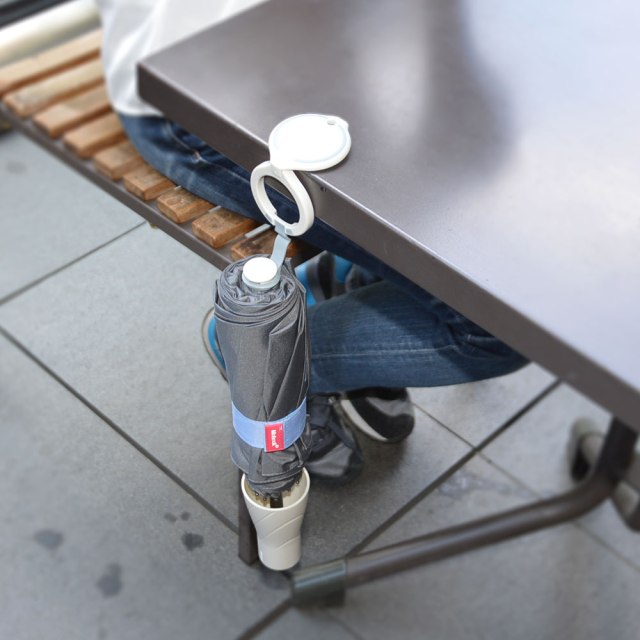 【これはいい発明】テーブルにぶら下げられる折りたたみ傘 / 「水滴受け止めカップ」もついててウルトラ便利だよ♪