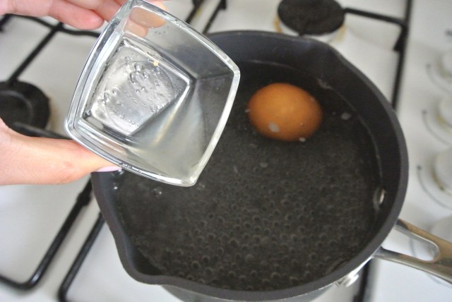 【裏ワザ】ゆで卵を作るときお湯にレモンを加えると…殻にヒビを入れるだけで薄皮までツルンとむけます♪