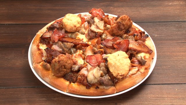 ドミノピザの没メニュー「幻の肉ピザ」が『有吉弘行のダレトク!?』のおかげで販売決定！ なんと12種類の肉がトッピングされているんだよ