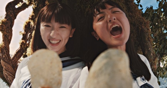 湖池屋cmの 歌うま女子高生 がお姉さんと共に熱唱 やっぱりイモのことを歌ってるだけなのに歌上手すぎぃ Pouch ポーチ