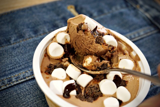 【さっそく味見】セブン×マックス ブレナー「チョコレートチャンクアイスクリーム」はチョコ尽くしなのにさっぱり系のお味