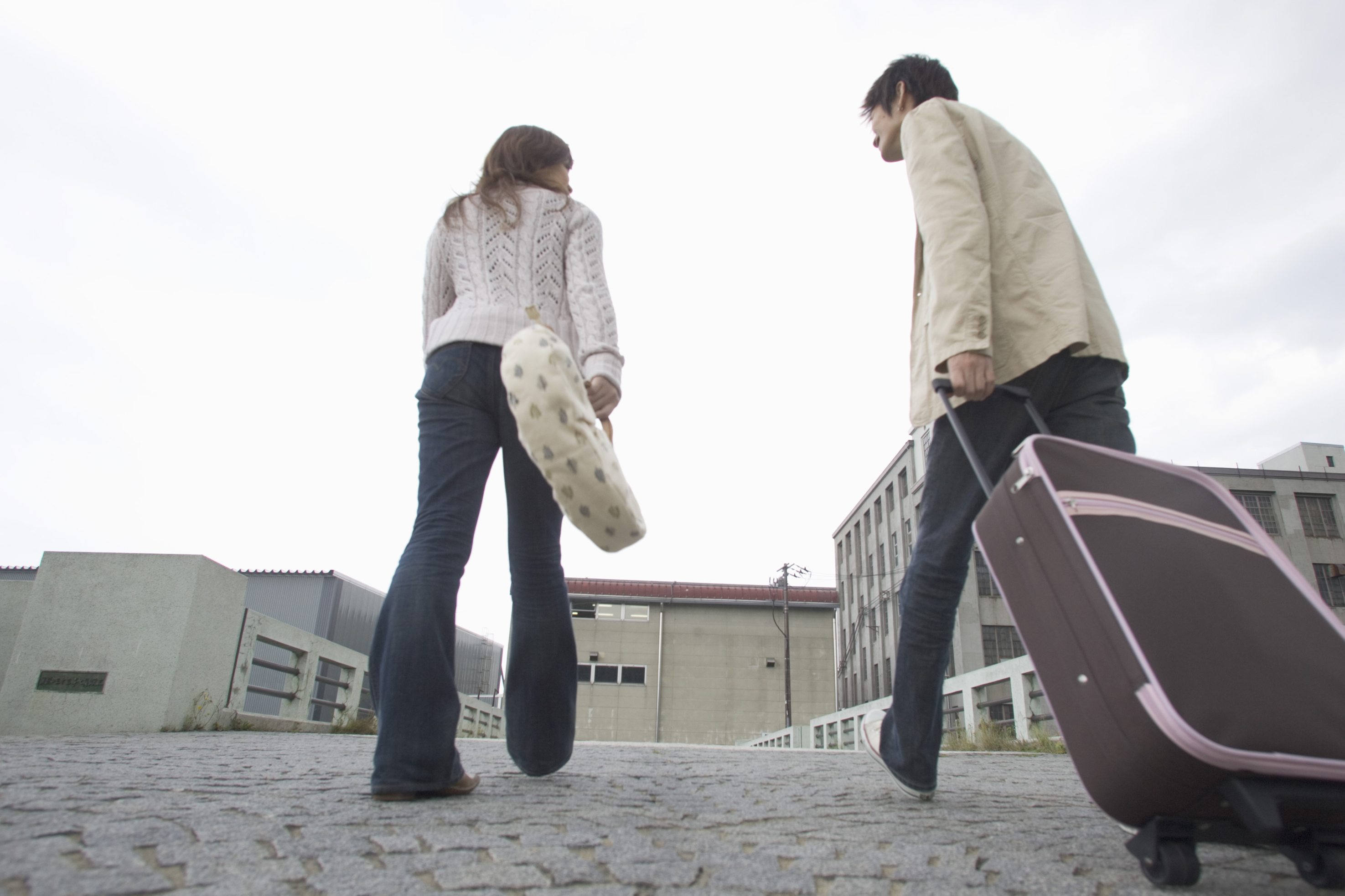 恋人や配偶者がほかの異性とやったら許せない行為「2人で旅行に行く」「2人で手をつなぐ」…ってそれ完全にアウトじゃない