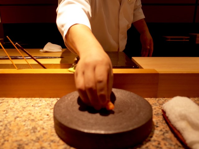 【実録】女ひとりでカウンター寿司デビューした結果 / おまかせコースとマナーに手が震えて寿司を落としそうになったけど…！