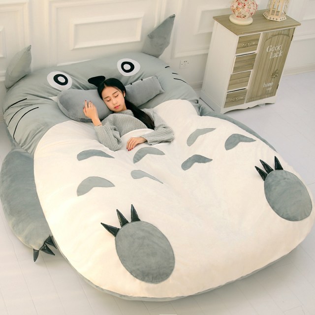 【怪しさMAX】中国の通販サイトでトトロの巨大ベッドを発見!! でもこれ、いろいろ気になる点があるんです
