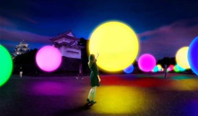 光る球体が浮かぶデジタルアート空間 / チームラボの「浮遊する、呼応する球体」が夜の名古屋城を幻想的に彩るよ！