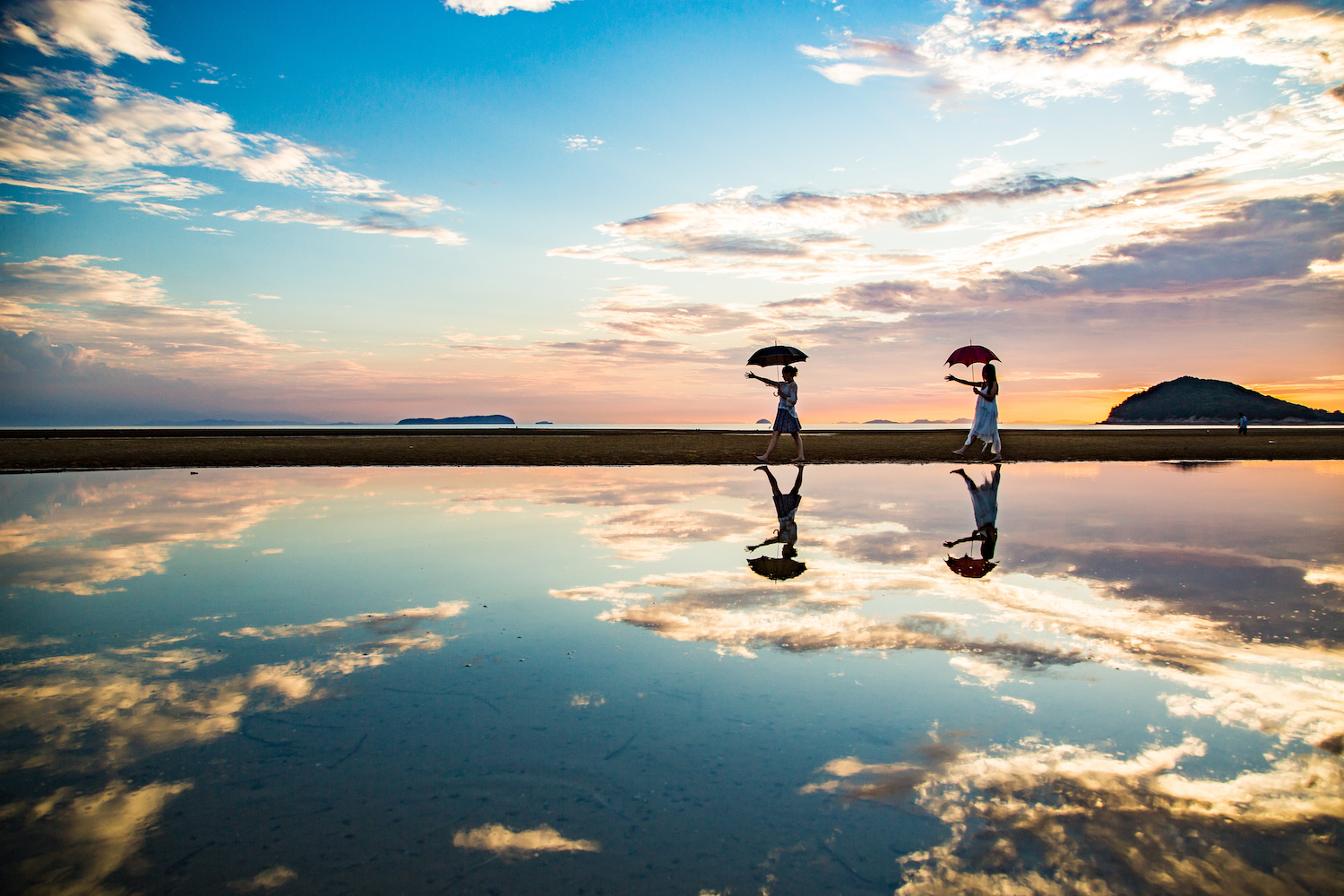 日本のウユニ塩湖こと香川県の 父母ヶ浜 って知ってる 3つの条件をクリアすれば 天空の鏡 を体験できるのです Pouch ポーチ