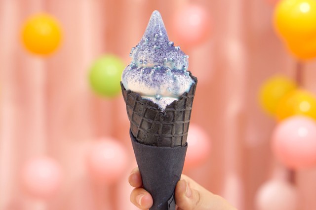 「雨」をイメージした青いソフトクリームがゆめかわいい♡ coisofの「あめいろソフト」は食べるのがもったいないほどキュートなのです♪