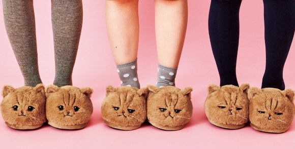 Snsの人気猫 ふーちゃん がモフモフのスリッパになっちゃった ぺそーん ジト目 きゅるん な表情がそのまま再現されています Pouch ポーチ