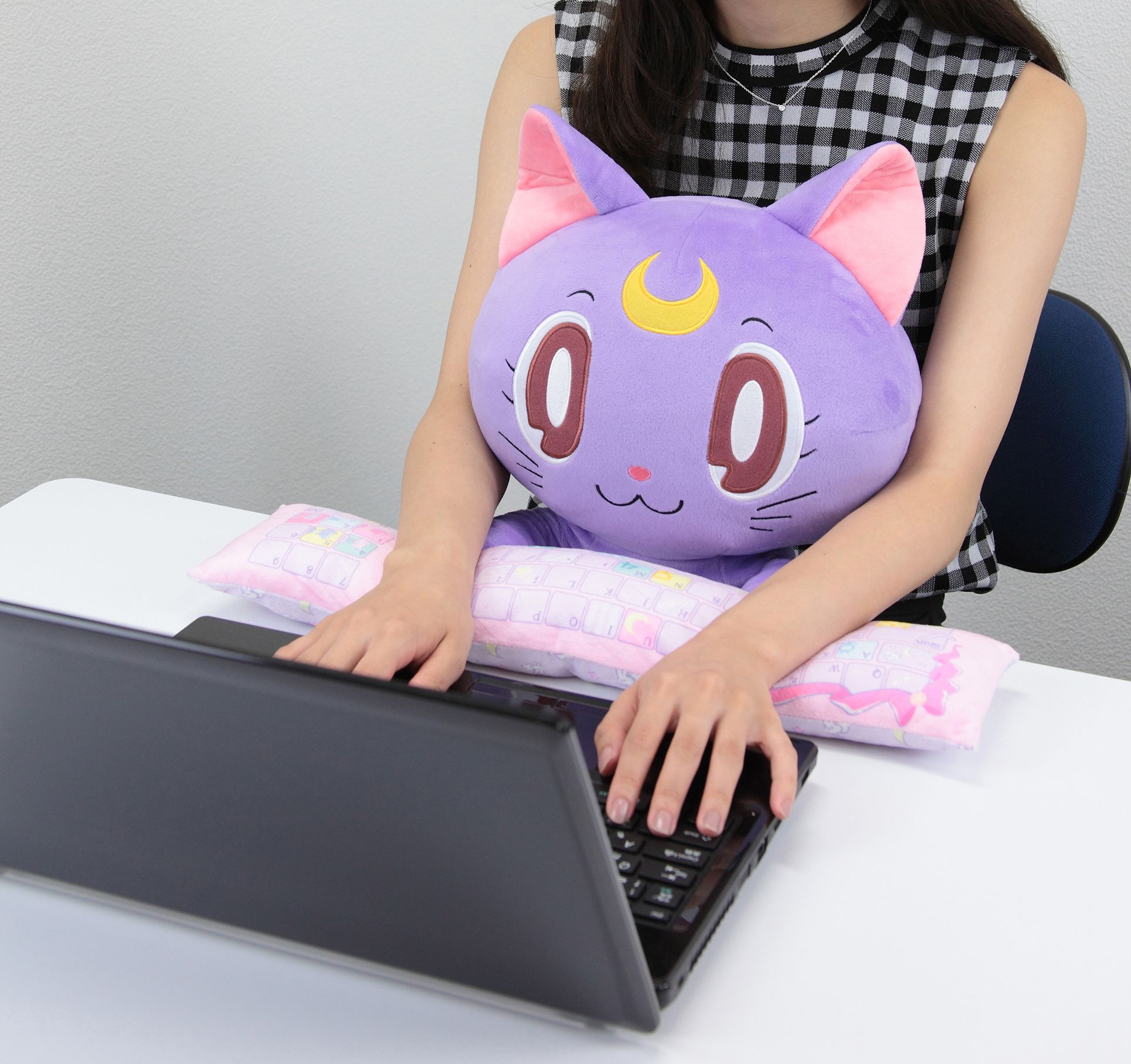 働く乙女の強い味方！ セーラームーンのルナがめちゃんこキュートなPC