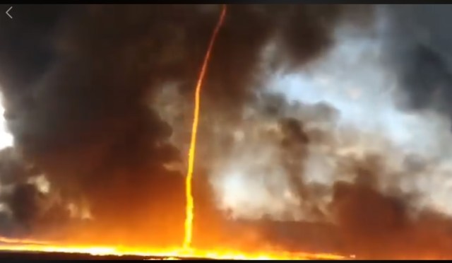 火が天に長く伸びる珍しい「炎の竜巻」をとらえた映像！ 神の怒りのようなすさまじい炎に思わず呆然です
