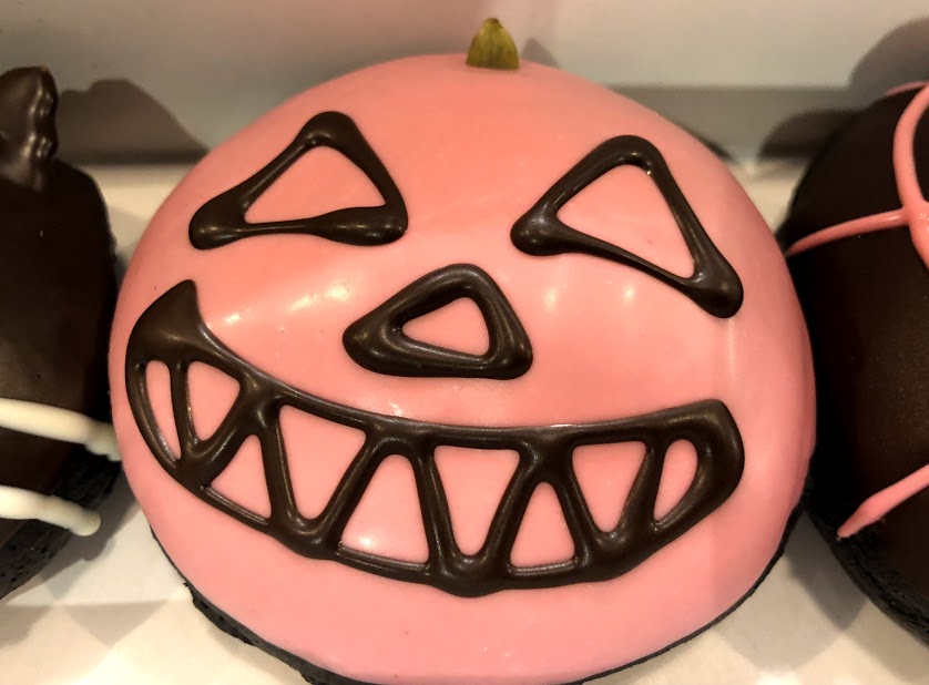 クリスピー・クリーム・ドーナツの「黒猫ドーナツ」に萌キュン