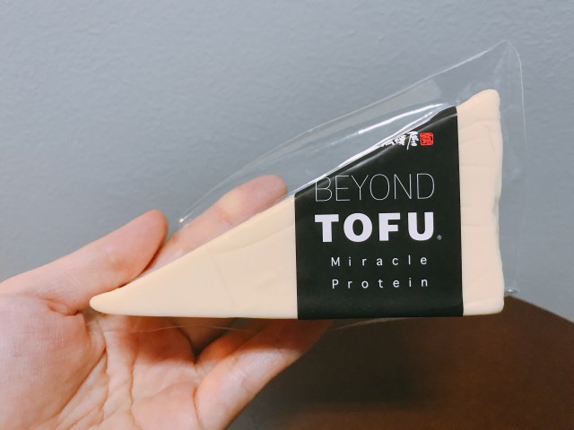 チーズじゃないよ「豆腐」だよ！ 味も質感もチーズそっくりな「BEYOND TOFU」が凄い！ 熱を加えるとトロ～ッとトロけます