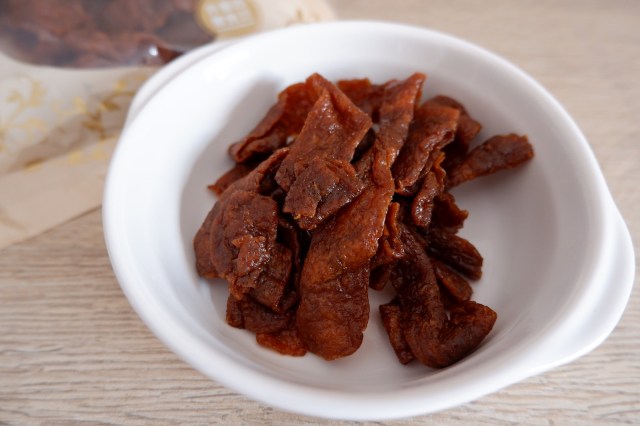 ビーフジャーキそっくりだけど…「大豆」だよ！ 台湾で人気の ベジタリアンな「ジャーキー」が本物の肉超えの美味しさでした