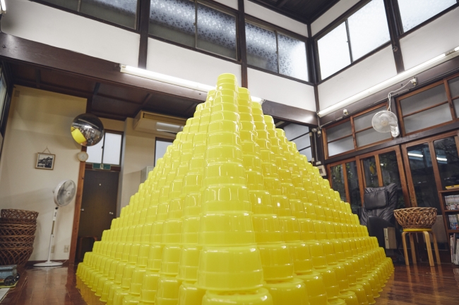 あの黄色いケロリン桶が銭湯でアート作品に！ 紹介動画もシュールな