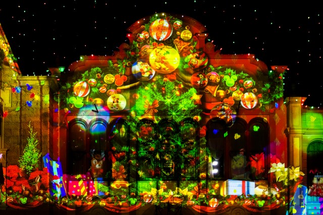 ディズニー クリスマス が11月8日からスタート 夜の演出がクリスマス仕様に変化 35周年記念のクリスマスグッズも Pouch ポーチ