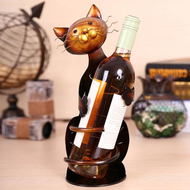 ワインを大事そうに抱えてるう！ インテリアとしても超優秀な「猫ワインラック」がかわいいニャン