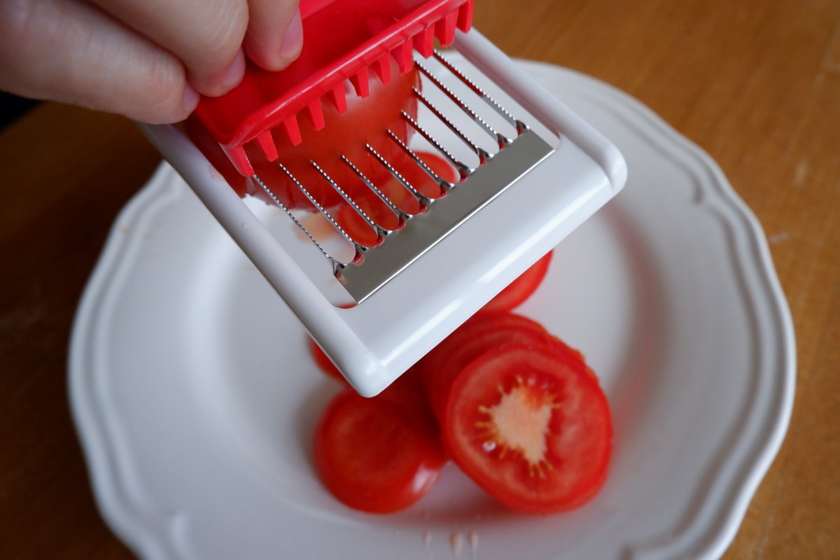 トマト1個を10秒ちょいで全部スライスできちゃう「トマト専用薄切り器」が超便利！ Pouch［ポーチ］