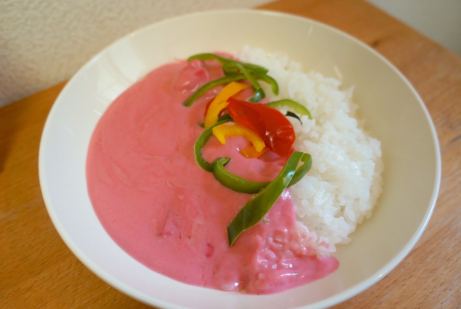 鳥取のお土産 ピンクカレー はインド人もビックリの鮮烈ピンク色 しかも意外なほど美味しくて2度ビックリ 買って応援 Pouch ポーチ